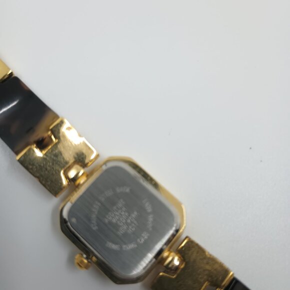 Vintage VIVANI Gold Tone Quartz Mother of Pearl dial watch. - Picture 3 of 5